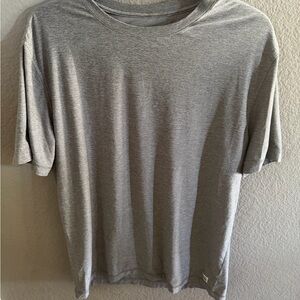 Vuori Strato Tech Tee Heather Gray Mens M Performance T-Shirt Soft Athletic